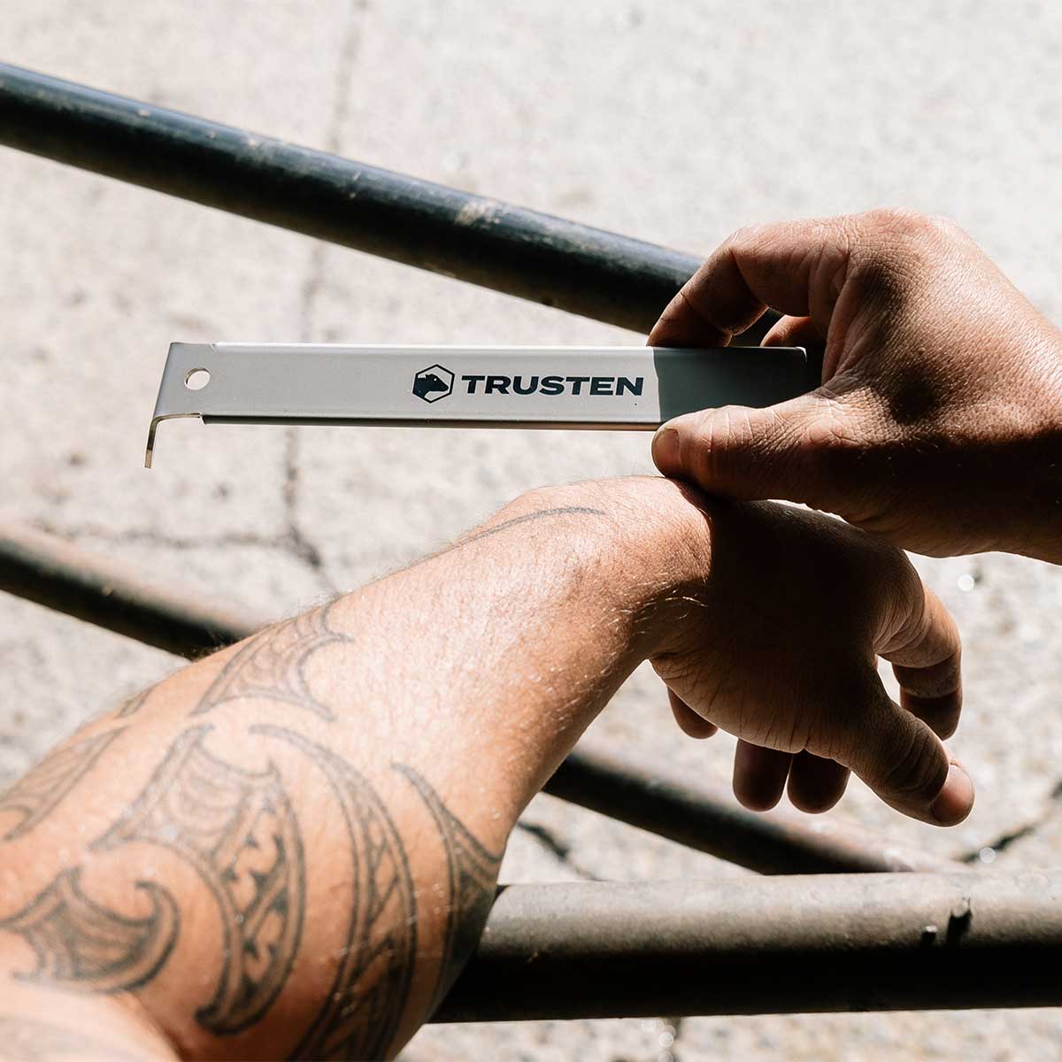 Trusten The Scraper Tool – Simplify Shed Hygiene in hand