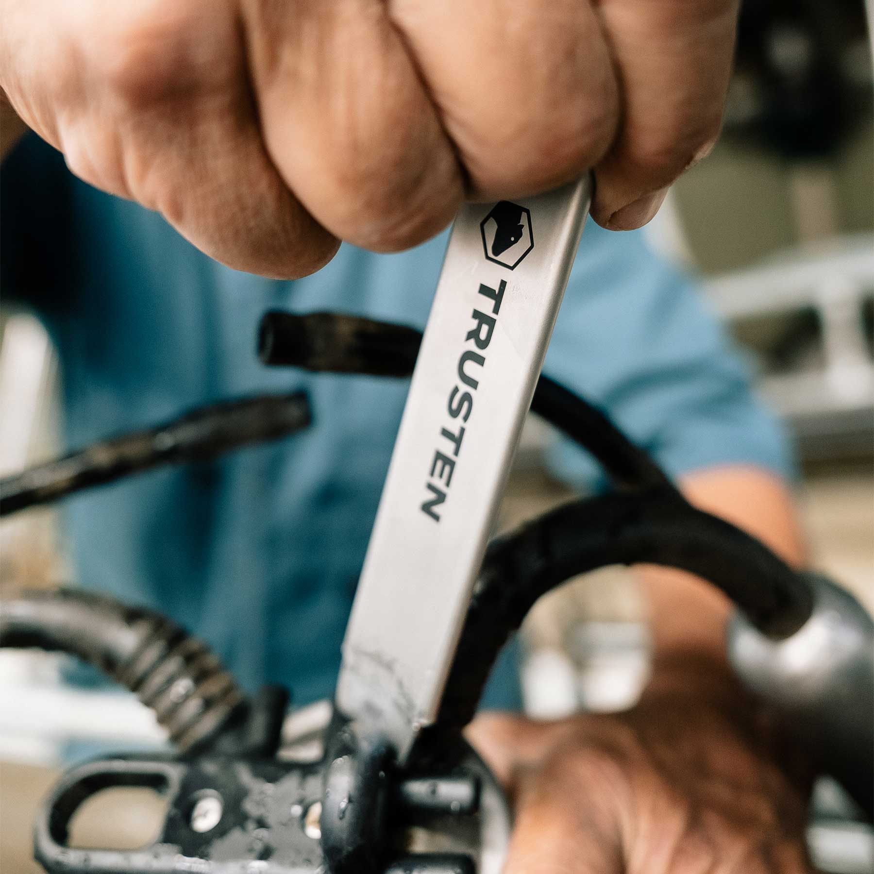 Trusten The Classic Priser stainless steel tool in use